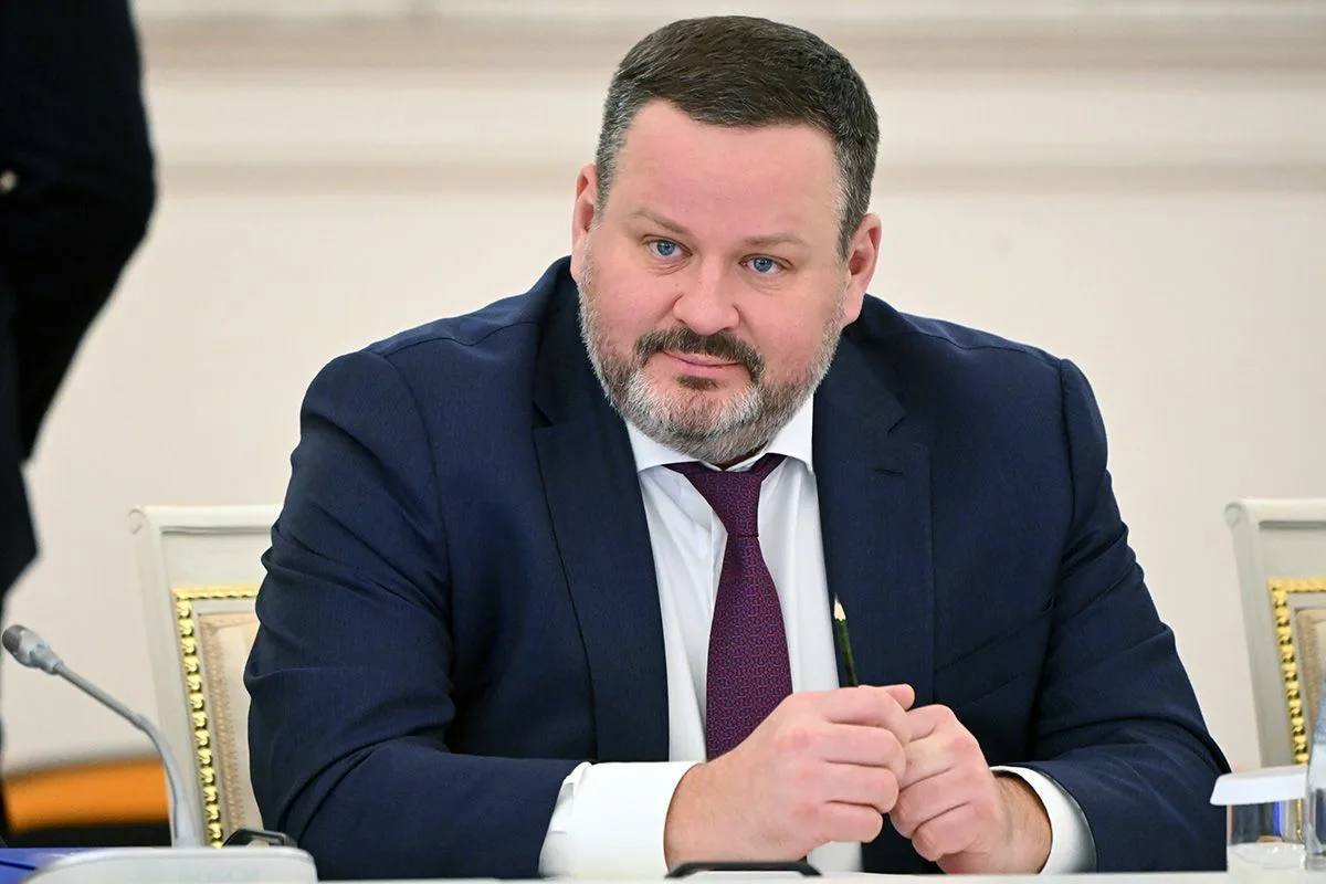 В Министерстве труда подтвердили, что зарплата медработников будет привязана к экономическому уровню конкретного региона Напомним, новая система оплаты труда врачей предполагает установление окладов с учетом экономической дифференциации в регионах, а также сложность работы конкретного специалиста — он может быть от 1 до 4. Подробнее о расчете оклада писали ранее. «Мы хотим, чтобы все сотрудники бюджетной сферы вне зависимости от региона получали справедливую зарплату. На 2025 год у нас задача такая — моделируем всю систему в пилотных регионах, но пока не внедряем. 2026 год — уже в отдельных территориях будем систему внедрять, а в 2027 году — распространим окончательный вариант системы по всей России», — сообщил «ТАСС» министр труда и социальной защиты РФ Антон Котяков. Министерство совместно с отраслевыми ведомствами также систематизировало компенсационные и стимулирующие выплаты и создало их единые перечни. «Мы сегодня пришли к четкому пониманию, что все компенсационные выплаты должны четко регулироваться нормативно. Никаких иных компенсационных выплат быть не должно», — заключил министр. Также ранее депутат Госдумы Алексей Куринный со ссылкой на замминистра здравоохранения РФ сообщил, что после введения новой системы оплаты труда планируют отменить специальные выплаты для медработников малых городов и сёл.