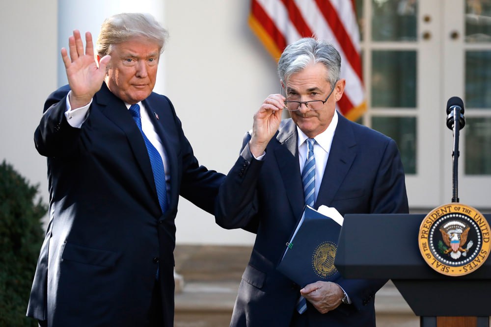 Ставку надо снизить на 1%, а то и 2% Трамп сделал несколько заявлений: Я не могу заставить Дж. Пауэлла снизить ставку, но ФРС должны это сделать — мы бы платили меньше процентов по госдолгу Я сказал главе ФРС повысить ставку, если в течении года инфляция начнет расти Оставлять её такой высокой просто нет необходимости Вероятно, мне придется как-то повлиять на Джерома Пауэлла В целом, не похоже, чтобы глава ФРС как-то реагировал на слова президента, но вероятность снижения есть — данные и правда неплохие выходят Crypto