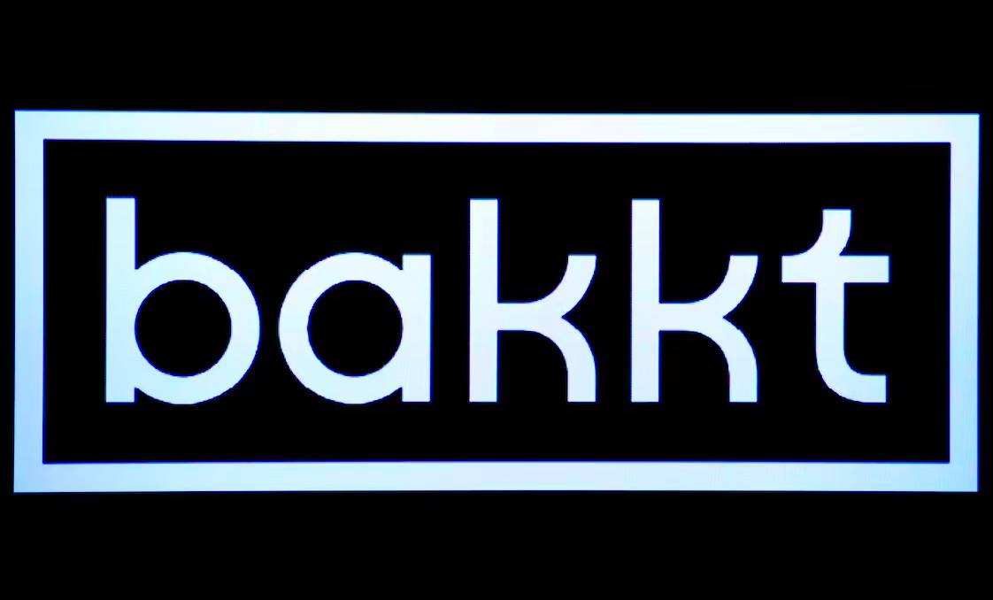 Bakkt хочет собрать $1 млрд на покупку биткоина Американская компания Bakkt решила создать собственный резерв в биткоине. Для этого она планирует привлечь $1 миллиард, выпустив новые акции, варранты и облигации. Документы уже поданы в SEC. Bakkt изменила свою стратегию — она будет вкладываться в биткоин и другие криптоактивы, чтобы укрепить свои позиции на рынке и развиваться за счёт цифровых резервов. Что за компания? Bakkt появилась в 2018 году и тогда считалась проектом, который должен «привести институционалов в крипту». Но старт платформы постоянно откладывался. В 2019 году они наконец запустили торги биткоин-фьючерсами, но объёмы были небольшими. Позже компания сменила фокус на B2B-направление, а в 2024 году даже заявила, что может полностью закрыться из-за финансовых трудностей. Теперь Bakkt снова решила перезапуститься — сделать ставку на создание собственного биткоин-резерва, чтобы вписаться в новый тренд среди крупных игроков. А знаете кто у нас владеет Bakkt? Неудивительно, но Дональд Трамп. Писал про это еще в ноябре Прочитать можно здесь #Bakkt #BTC