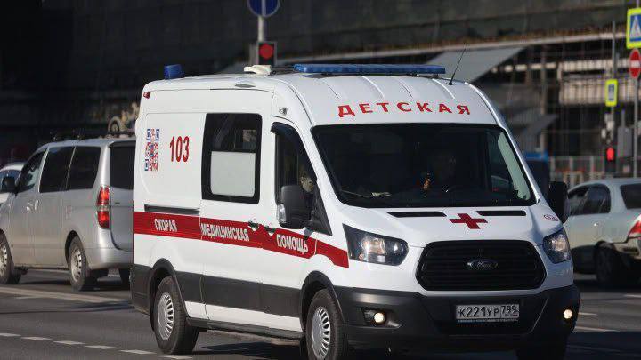 Средневековье в наши дни! Пятимесячный ребёнок впал в кому после обрезания на дому в Подмосковье. Хирург, проводивший операцию, задержан. А на мать младенца завели несколько статей — за неисполнение родительских обязанностей и нарушение миграционного учёта. Семья с четырьмя детьми приехала в Россию из Таджикистана. На учёт не встали. Для классического религиозного обряда позвали знакомого специалиста из подмосковной больницы. Во время процесса у мальчика начались судороги, а потом он ослаб и побледнел. Соседи услышали крики женщины и ребёнка и вызвали скорую помощь. Младенца госпитализировали и поставили диагноз: аспирационная пневмония, тяжёлая анемия, неясные судороги. Состояние критическое. После этого полиция задержала хирурга. Когда-нибудь, люди начнут думать головой. Но это не точно.. МедКрай Ваше здоровье