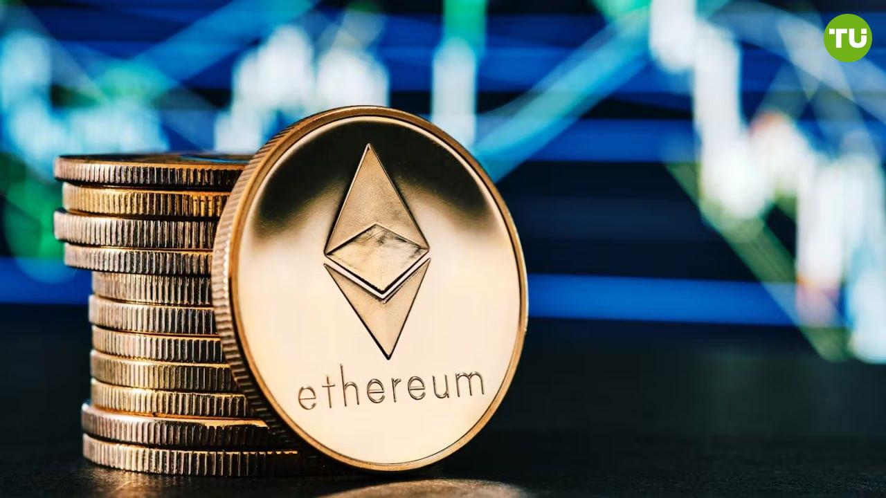 Ethereum виповнилося 10 років    30 липня 2015 року було запущено генезис-блок Ethereum. Саме цього дня стартував блокчейн, який згодом став ядром для DeFi, NFT, DAO і багатьох експериментів із Web3.    Ідею платформи запропонував Віталік Бутерін у 2013 році. Сьогодні Ethereum залишається найбільш децентралізованою екосистемою після Біткоїна — попри критику за високу комісію, складність та повільний перехід на масштабування.    Бутерін й досі впливає на розвиток Ethereum, а його статті читають як маніфести для наступного покоління криптопроєктів.