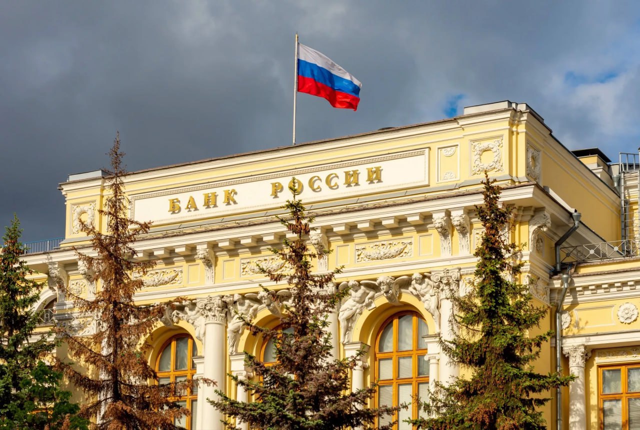 Банк России выявил всплеск финансовых пирамид: крипта, аренда на Бали и форекс без лицензии В первом квартале 2025 года ЦБ выявил 2780 подозрительных организаций, из них: 1638 — с признаками финансовых пирамид 897 — нелегальные брокеры и «форекс-дилеры» 236 — нелегальные кредиторы Это почти на 56% больше, чем год назад. По данным регулятора, 86% «пирамид» собирали деньги в криптовалюте, а схемы часто прикрывались историями об инвестициях в недвижимость за рубежом, сырьё и пауэрбанки. Всё сопровождалось агрессивной рекламой через соцсети, блогеров и «инфо-сайты». ЦБ также выявил 777 нелегальных форекс-дилеров и 120 псевдоброкеров, которые обещали лёгкий доход от торговли с плечом — чаще всего в криптовалютах. Банк России продолжает блокировать сайты и возбуждать административные дела. Только за квартал — более 5,2 тыс. ресурсов и 120 дел. #новости_рынок