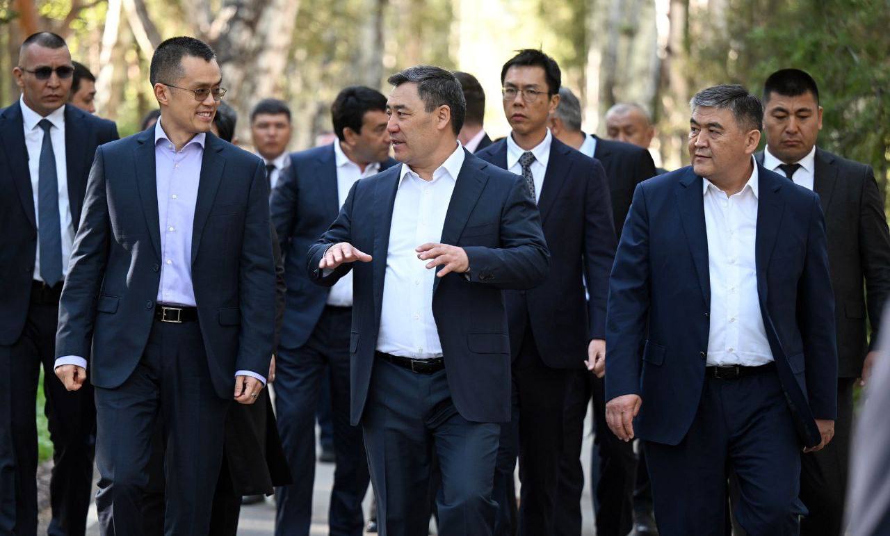 CZ и президент Кыргызстана Садыр Жапаров на берегу озера Иссык-Куль, в рамках заключения стратегического партнёрства с Binance Создателя Binance встречали как дорогого гостя с соколиной охотой и другими национальным традициями