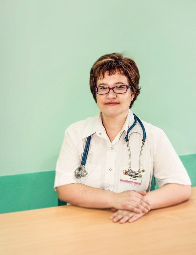 Врач из Тюмени спасла жизнь пассажирки в самолете Женщина почувствовала сильное недомогание когда самолет следовал в Сочи На этом же борту находилась врач ОКБ 1 Ирина Губина Женщина побледнела у нее появились дрожь в теле и головокружение Перед полетом она приняла 2 таблетки от давления Гипертоники склонны к его перепадам на высоте Я предположила что у нее случился сосудистый криз В полете тонометр оказался не информативен показывал разные цифры 170 120 через 5 минут 120 70 сказала врач В любой момент у пассажирки мог развиться инфаркт или инсульт Поэтому самолету дали разрешение приземлиться в аэропорту раньше запланированного времени там женщину встретила бригада скорой помощи и ее доставили в больницу Департамент здравоохранения Тюменской области