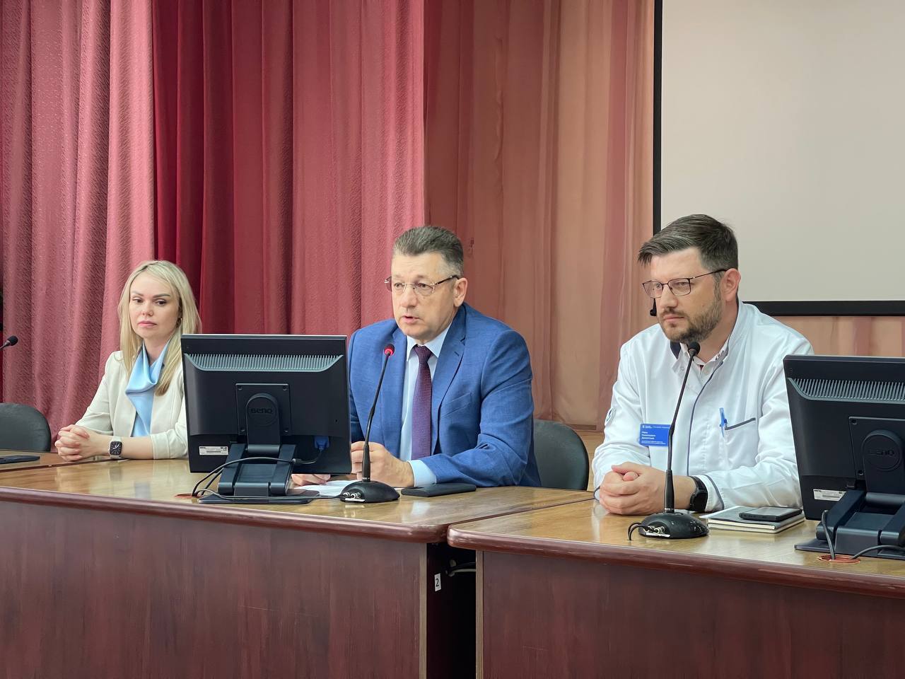 Председатель Правительства встретился с коллективом Центральной городской клинической больницы Ульяновска и представил нового главного врача 25 июня Председатель Правительства Ульяновской области Геннадий Спирчагов посетил Центральную городскую клиническую больницу и провел рабочую встречу с коллективом учреждения. «Система здравоохранения играет критически важную роль в обеспечении благополучия граждан. Качественная работа медицинских учреждений, всех медицинских работников обеспечивает решение самой важной задачи – сохранение здоровья населения. Мы знаем, что в больнице профессиональный и сплоченный коллектив, который успешно решает все стоящие перед ним задачи», - отметил Геннадий Спирчагов. Новым главным врачом больницы назначается Иван Дементьев. Иван Дементьев родился 28 января 1985 года. В 2008 году окончил Ульяновский государственный университет по специальности «Лечебное дело». В 2010 году завершил обучение в клинической ординатуре Ульяновского государственного университета по специальности «хирургия». С 2010 по 2012 годы работал хирургом хирургического отделения №2 ЦГКБ Ульяновска. С 2012 по 2014 годы трудился в должности заведующего подстанцией скорой медицинской помощи №3 Станции скорой медицинской помощи Ульяновска. С 2014 по 2017 годы возглавлял хирургическое отделение в поликлинике по обслуживанию взрослого населения Центральной городской клинической больницы Ульяновска. С 2017 года выполнял обязанности заместителя главного врача по поликлиническому разделу работы в Центральной городской клинической больнице Ульяновска. Общий стаж работы в Центральной городской клинической больнице составляет 15 лет. «Центральная городская клиническая больница — крупнейшее медицинское учреждение нашего региона. Коллектив прилагает максимум усилий для достижения поставленных целей, включая реализацию национального проекта «Продолжительная и активная жизнь». Мы будем активно содействовать укреплению материально-технической базы учреждения и поддерживать нового руководителя, Ивана Николаевича, в совершенствовании управленческих компетенций», - отметила глава регионального Минздрава. После завершения официальной части мероприятия Геннадий Спирчагов провел рабочую встречу с руководством больницы, на которой обсудили актуальные проблемы и пути их решения.