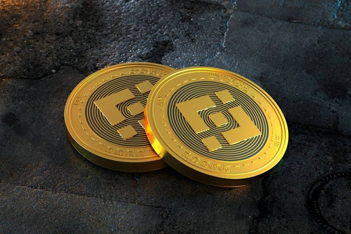 В Standard Chartered спрогнозировали рост BNB до $2775 к 2028 году. Цена связанного с Binance токена BNB поднимется до $2775 к концу 2028 года. Такой прогноз дали в Standard Chartered, пишет The Block. C учетом курса в $606,1 на момент написания это предполагает рост в 4,58 раза. Эксперты отметили схожесть динамики BNB и невзвешенной корзины биткоина и Ethereum как по доходности, так и по волатильности. Специалисты ожидают сохранения этой тенденции. Поддержкой выступят дефляционная природа актива и интеграция с крупнейшей биткоин-биржей в сочетании с доминированием PancakeSwap среди DEX на BNB Chain. В Standard Chartered отметили более централизованную природу связанной с BNB сети из-за алгоритма консенсуса PoA с участием 45 валидаторов, которые избираются каждые 24 часа. Аналитики допустили усиление активности разработчиков после недавнего апдейта Pascal и предстоящего Maxwell в июне. В настоящее время BNB Chain в этом отношении уступает Avalanche и Ethereum. По итогам 2024 года DeFi-экосистема BNB Chain выросла на 58% — объем заблокированных в смарт-контрактах средств достиг $5,5 млрд. В феврале проект опубликовал техническую дорожную карту на 2025 год. Ранее в Standard Chartered призвали покупать первую криптовалюту и спрогнозировали повышение ее котировок до $120 000 в IV квартале.