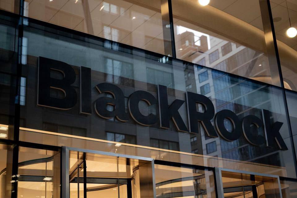 BlackRock IBIT обогнал крупнейший золотой фонд по объёму активов На 15 мая 2025 года активы IBIT достигли $64,7 млрд, превысив показатели фонда золота Strategy $59,1 млрд . Это отражает сдвиг в предпочтениях институциональных инвесторов в пользу цифровых активов. ⏳ Ранее BlackRock обновил рекорд: 19 дней подряд притока в Bitcoin-ETF. Bloomberg отмечает, что IBIT лидирует среди BTC-фондов по всем показателям.