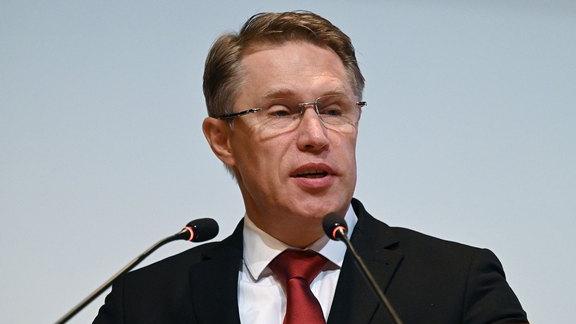 Мурашко заявил, что в образовательных организациях Минздрава обучаются 220 студентов–участников СВО Об этом глава Минздрава России Михаил Мурашко сказал в своем приветственном слове на чемпионате по профессиональному мастерству среди участников специальной военной операции «Абилимпикс». По словам министра, в подведомственных образовательных организациях по программам среднего профессионального образования, бакалавриата и магистратуры обучается 220 студентов–участников СВО и 4,4 тысячи детей участников специальной военной операции. Из них 240 человек перевели на бюджетную форму обучения.
