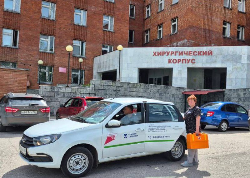 Автопарк Жигулевской городской больницы пополнился 4 новыми автомобилями  В Жигулёвскую центральную городскую больницу поступили 3 новых автомобиля «Lada Granta» и один «ГАЗ Соболь». Приобретение техники стало возможным благодаря реализации национального проекта «Продолжительная и активная жизнь».  Напомним, всего в медучреждения региона переданы 197 автомобиля, среди которых 27 машины на базе «ГАЗ Соболь», оснащенные приемным устройством и носилками.    «Новые машины предназначены для оказания неотложной медицинской помощи на дому, транспортировки пациентов на обследования в центральный корпус больницы и медучреждения Тольятти и Самары. "ГАЗ Соболь" обеспечивает доставку пациентов из отдалённых территорий в центральные поликлиники, транспортировку ветеранов СВО на диспансеризацию в Тольяттинскую городскую клиническую поликлинику №3. Он также незаменим и при вызовах неотложной медицинской помощи», – рассказала и.о. главного врача больницы Инна Григорьева.  Модернизация первичного звена здравоохранения — одно из важных направлений национального проекта "Продолжительная и активная жизнь", который реализуется по решению Президента страны Владимира Путина.  #первичноезвено_63 #НацПроектАктивнаяЖизнь #СамарскаяОбласть