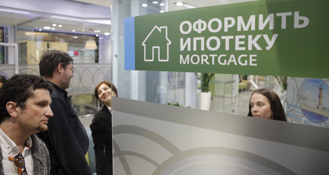 Ипотечный коллапс: рынок жилья рухнул на 60% за год. -60% выдачи в годовом сравнении — всего 52,5 тыс. кредитов на ₽231 млрд. Рекордные сроки: средняя ипотека теперь на 22 года +4 месяца за год . Москва лидирует по объемам ₽31,7 млрд, но выдач в 2 раза меньше , Ингушетия — антирекорд по срокам 26,3 года! . Каждый второй ипотечный заемщик 2024 года теперь не проходит одобрение данные ОКБ . Единственные, кто пока в плюсе — арендодатели. Спрос на аренду в Москве уже вырос на 40% за полгода. ProБанки