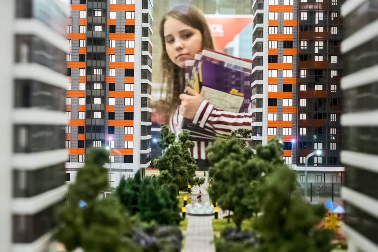 Ипотека в Москве: осторожный рост на фоне высоких ставок.    За 6 месяцев 2025 года в Москве зарегистрировано 58,5 тыс. ипотечных сделок — на 1,2% больше, чем год назад, но на 9,7% меньше, чем в 2023-м.    Июньский провал: 8,6 тыс. договоров  -12,7% к июню 2024-го, -34,2% к июню 2023-го  — минимальный показатель за последние 3 года.    Среднемесячный объем ипотек в 2025 году — 9,7 тыс., но тренд на снижение ускоряется: май → июнь = -6,1%.  Пик ипотечного бума пройден: если в 2023 году москвичи оформляли 13+ тыс. кредитов в месяц, то сейчас рынок едва дотягивает до 9 тыс.  данные Росреестра .  Московская ипотека сейчас похожа на пазл: ставки, цены на жилье и доходы никак не складываются в картину «доступной недвижимости». Пока ЦБ не даст сигнал к смягчению, рынок будет топтаться на месте.  К 2026 году, если инфляция успокоится, можно ждать оживления, но очевидно, что до показателей 2023-го еще далеко.    ProБанки