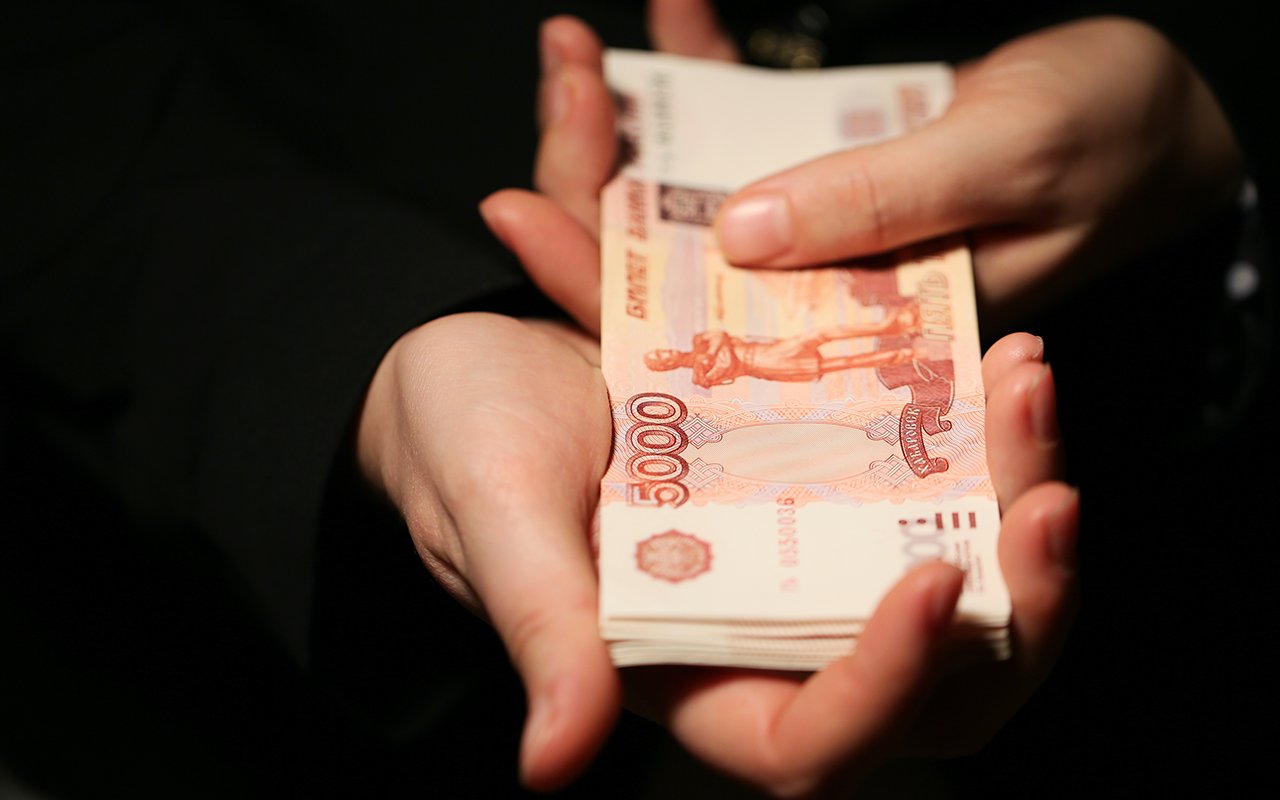 Рост доходов россиян: к чему привел третий квартал 2024 года? Реальные располагаемые денежные доходы в третьем квартале 2024 года возросли на 9,4%, согласно докладу Росстата. В этот же период реальные денежные доходы увеличились на 8,5%. Основная часть доходов приходится на оплату труда 59% , затем следуют соцвыплаты 18% , доходы от собственности 8,4% , доходы от предпринимательства 7,7% и прочие денежные поступления 7,7% . Солидный вес