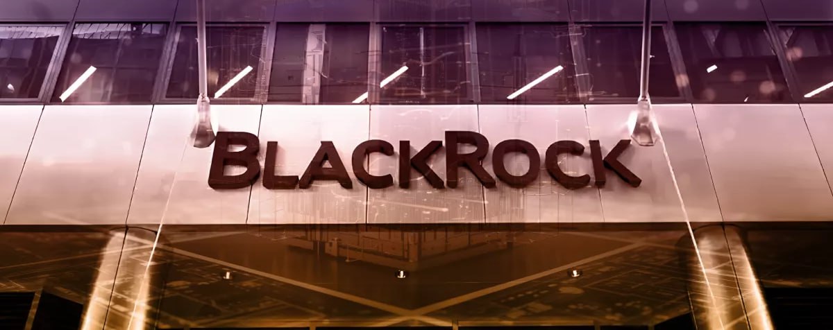 Крупнейшая в мире компания по управлению активами BlackRock спрогнозировала дальнейшее развитие Bitcoin в качестве инвестиционного актива и сектора искусственного интеллекта  ИИ  в 2025 году.   На фоне продолжающейся тенденции по поиску практической применимости ИИ в следующем году новый импульс роста могут получить криптопроекты, которые развивают это направление в привязке к блокчейн-технологиям и/или обеспечивают их функционал.   Значительные инвестиции, которые идут в этот сектор могут помочь ИИ-криптовалютам ликвидностью.    В BlackRock отметили перспективы Bitcoin в качестве актива-диверсификатора инвестиционных портфелей. BlackRock сравнивает BTC по своей значимости с золотом. Потенциал нового класса цифровых активов обусловлен его уникальными свойствами, среди которых возможность роста с течением времени в условиях ограниченности предложения.    Политическая поддержка и смягчение регуляторного давления пойдут на пользу первой криптовалюте и всему сектору.   Не рекомендация!     Торгую на биржах:    Bybit  инструкция на регистрацию    OKX  инструкция на регистрацию    BingX  инструкция на регистрацию  ↔  BitGet подарочный бонус 6200USDT  Кто ждет рост Bitcoin, ставьте