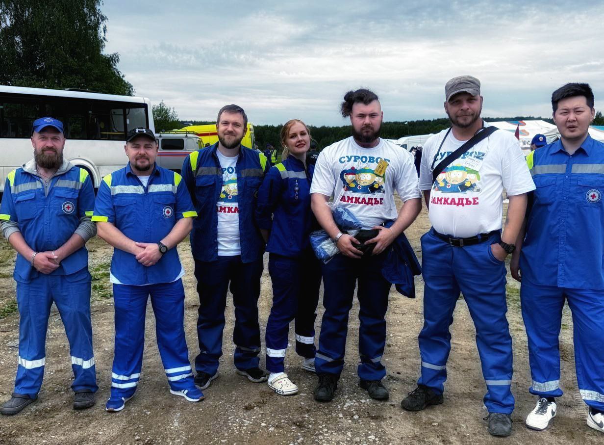 Две бригады Московской областной станции скорой медицинской помощи приняли участие во Всероссийских соревнованиях экстренных служб в Сыктывкаре Республика Коми . Темой соревнований была выбрана ликвидация медико-санитарных последствий ЧС и ДТП. Участвовали лучшие врачебные и фельдшерские бригады скорой помощи из многих регионов России, бригады Территориальных центров медицины катастроф. Отдельным зачетом проходили соревнования "немедицинских бригад", представленных командами ГИБДД, пожарных и спасательных формирований, МВД. Состязания выдались интересными, динамичными и напряжёнными. Скорую Подмосковья представляла команда "Суровое ЗаМКАДье" под руководством старшего врача, преподавателя учебного центра Ногинской подстанции скорой медицинской помощи Максима Конева: Для нашей команды это был первый опыт участия в таких соревнованиях - потрясающий опыт в условиях, приближенных к реальным. Очень хочется отметить саму организацию мероприятия, тёплую встречу команд, продуманную логистику, разнообразие сценариев работы и глубину погружения в них, которое было максимальным: взрывы, выстрелы, задымления, актеры отыгрывали роли агрессивных людей. Было даже нападение медведей! Наша врачебная команда стала второй в своей номинации, фельдшерская - шестой. Пусть в этом году мы уехали без первых мест, но уверенно обосновались наверху турнирной таблицы. К следующим соревнованиям наши команды учтут недочеты, отработают все протоколы на занятиях в учебном центре Подмосковной скорой и обязательно победят! #СкораяПодмосковья #БудниСкорой #соревнования #РесрубликаКоми
