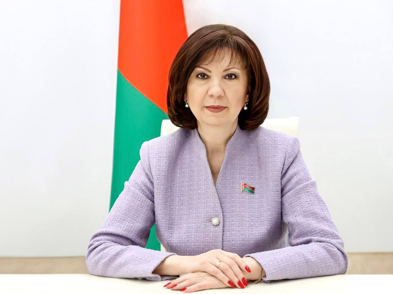 Председатель Совета Республики Национального собрания Республики Беларусь Наталья Кочанова направила приветствие организаторам участникам и гостям конкурса красоты среди многодетных женщин Краса Беларуси Материнство это огромная ответственность ежедневный кропотливый труд и безграничная любовь Уже пятый год подряд конкурс Краса Беларуси собирает на своей площадке женщин из всех уголков нашей страны раскрывает их душевную красоту и многогранные таланты Участницы этого прекрасного торжественного мероприятия успешно реализовали себя не только в благородной миссии материнства но и преуспели в бизнесе благотворительности достигли высот в профессиональной и общественной деятельности Истинные патриотки своей Родины сильные и целеустремленные личности нежные и трепетные мамы вы задаете высокие нравственные ориентиры и являетесь достойным примером для всех белорусских женщин Слова огромной благодарности и безмерное уважение организаторам конкурса Вы сделали его ярким событием сумели показать настоящую изумительную и неповторимую красоту многодетной мамы Желаю всем вам крепкого здоровья мира и уюта в доме Пусть счастье и благополучие ваших детей станут главной наградой за любовь нежность заботу и безграничное терпение