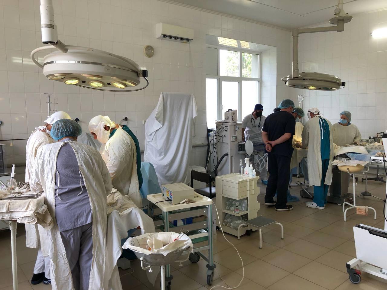 Когда врачи делают невозможное Из Алёшковского района, с. Виноградово, после атаки дронов в приёмный покой Скадовской ЦРБ был доставлен пациент в крайне тяжёлом состоянии — практически в состоянии клинической смерти. Диагноз при поступлении: множественные оскольчатые ранения головного мозга ранение брюшной полости с размозжением печени массивное внутрибрюшное кровотечение Благодаря слаженной и профессиональной работе реанимационной и хирургической служб удалось выполнить сложнейшие операции: трепанация черепа с удалением инородных тел, ушивание размозжённых ран печени и остановка внутреннего кровотечения. Уже на следующее утро пациент пришёл в сознание, самостоятельно передвигается и готовится к выписке. С каждым днём перед командой Скадовской ЦРБ стоят всё более сложные вызовы — и с каждым из них наши врачи успешно справляются.
