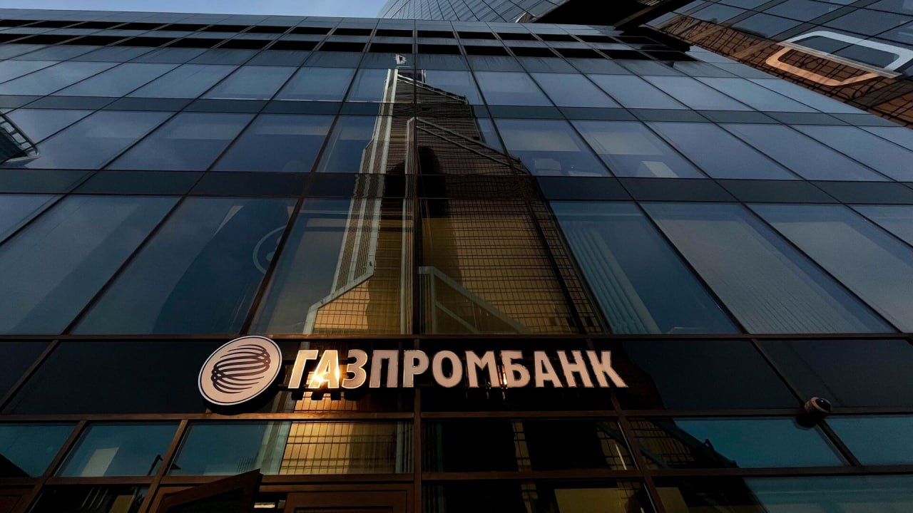 Федеральная антимонопольная служба ФАС России признала ненадлежащей рекламу финансовой услуги Газпромбанка - вклада с повышенной ставкой до 24% годовых. Организации грозит штраф, отметили в ФАС. НейроИнвест