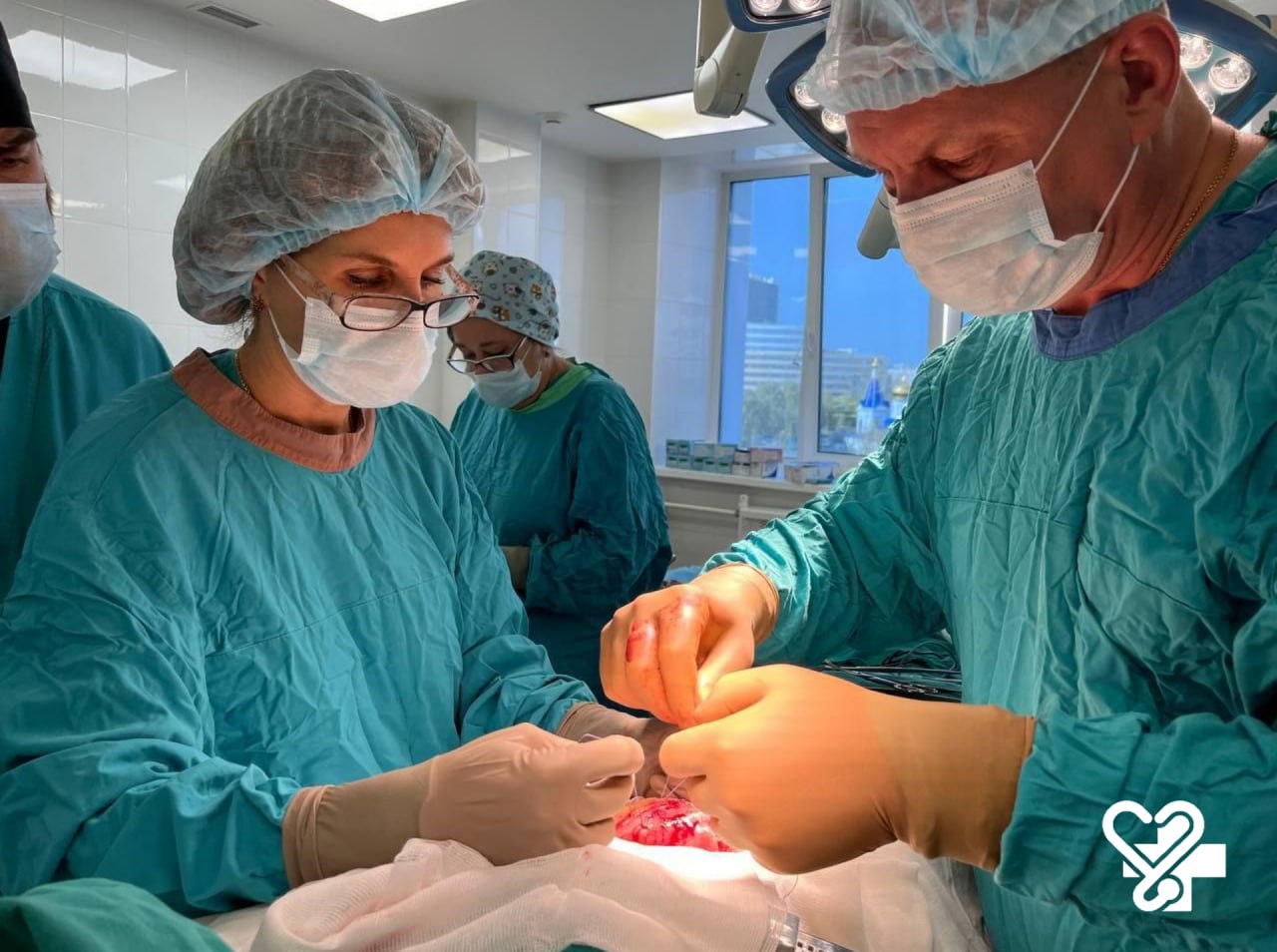 Из желудка 12 летней девочки удалили трихобезоар длиной 25 сантиметров Тюменские медики из ОКБ 2 обнаружили что комок волос занял почти всю полость желудка По словам заведующего детским хирургическим отделением 2 Валерия Чевжика рассматривалась возможность малоинвазивного вмешательства но из за плотности образования пришлось провести лапаротомию Без операции могла развиться кишечная непроходимость За 20 лет это лишь четвёртый подобный случай отметил хирург После успешного удаления образования девочка полностью восстановилась и была выписана домой Подписаться Предложка Чат