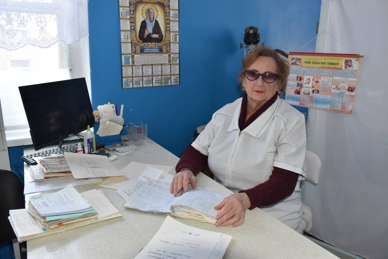 Репродуктивное здоровье: ключ к здоровому будущему  В рамках Недели ответственного отношения к репродуктивному здоровью и здоровой беременности врач-акушер-гинеколог Наталья Филонова подчеркнула важность заботы о репродуктивной системе для обеспечения здорового будущего.  Здоровый образ жизни – основа репродуктивного благополучия  «Репродуктивное здоровье – это залог способности к деторождению и здоровому развитию потомства.  Здоровое питание, регулярная физическая активность, отказ от вредных привычек  курение, алкоголь, наркотики  –  основа сохранения репродуктивного здоровья на долгие годы.  Забота о себе должна стать нормой для каждого человека.  С раннего возраста необходимо прививать навыки гигиены и  регулярного посещения врачей для профилактических осмотров»-отметила Наталья Филонова.  Советы будущим родителям: забота начинается с детства  Врач рассказывает, что забота о репродуктивном здоровье девочек начинается с рождения.  В первые месяцы жизни необходим осмотр детского гинеколога.  Подростковый период  11-12 лет и старше  требует особого внимания:  важно защищать организм от инфекций и вирусов, а ежегодный осмотр у гинеколога после 14-15 лет – обязателен.  Мальчикам также необходимы разъяснения о процессах, происходящих в их организме во время полового созревания.  "Взрослые должны помочь подросткам осознать ответственность за собственное здоровье и будущие родительские функции", – отметила Наталья Филонова.    Она подчеркивает, что вред от курения, алкоголя и наркотиков для подростков значительно выше, чем для взрослых, нанося непоправимый ущерб половым клеткам.  При любых симптомах воспаления, нарушениях полового развития или менструального цикла необходимо срочно обратиться к врачу.  Условия сохранения репродуктивного здоровья:   Здоровый образ жизни;  Соблюдение правил личной гигиены;  Использование контрацептивов для защиты от ЗППП;  Профилактика и лечение заболеваний половой сферы;  Планирование беременности.  «Важно понимать, что беременность – это ответственный этап, требующий изменений в образе жизни как мужчины, так и женщины.  Планирование беременности поможет обеспечить здоровое развитие будущего ребенка»-подытожила Наталья Филонова.
