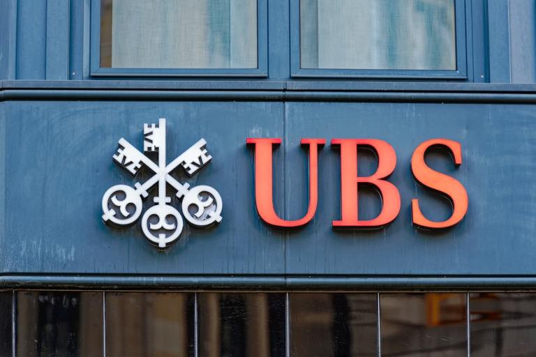 Швейцарский банк тестирует блокчейн для инвестиций на ZKsync  Union Bank of Switzerland  UBS , с активами под управлением более $5,7 триллиона долларов, завершил проверку концепции для своего инвестиционного продукта - UBS Key4 Gold в сети Ethereum layer-2  L2  ZKsync Validium.  Используя ZKsync, UBS стремится решить масштабируемость, конфиденциальность и совместимость для глобального расширения продукта, предназначенного для розничной торговли.  #UBS