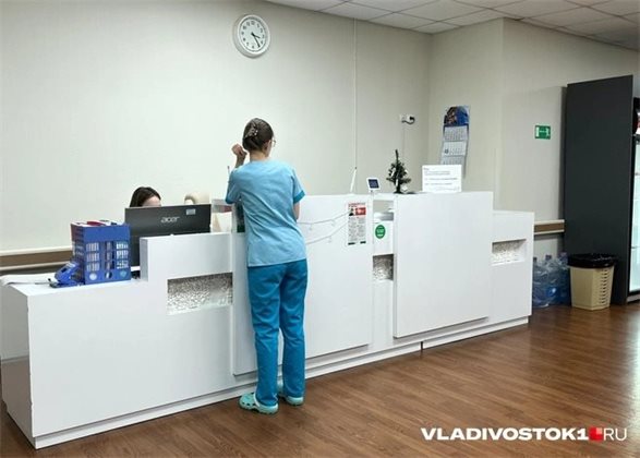 «Незаработанные деньги не могут быть получены»   В Приморье из-за долгов больницы снизят зарплаты врачам  У больницы в Лесозаводске самая большая задолженность — руководство подняло зарплаты сотрудникам, но это привело к тому, что больница потратила больше денег, чем у неё было. Эта проблема касается северных территорий, так как долги образуются из-за маленького населения. Как решить проблему на корню, пока власти не придумали.  Подробнее   Подписаться на "Врачи РФ"