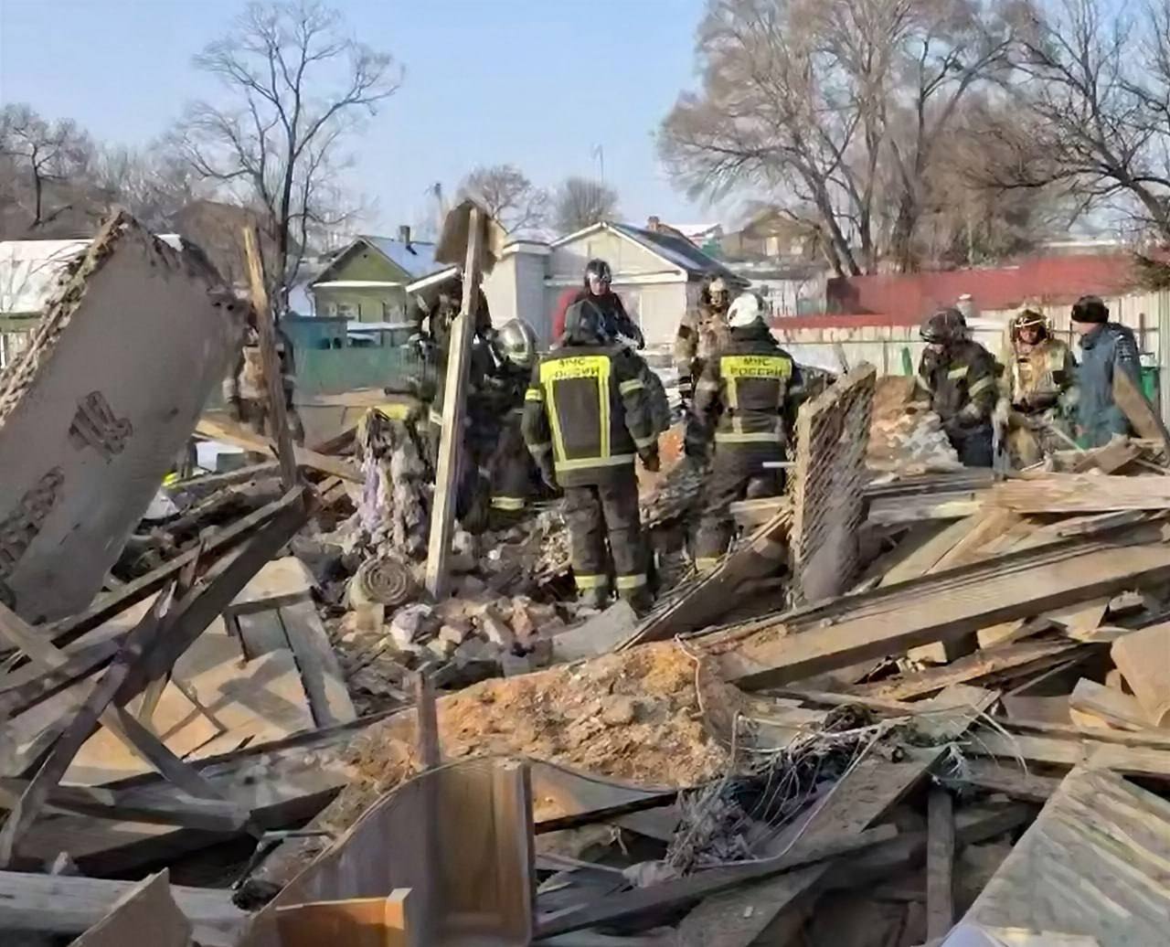 Один человек погиб при взрыве бытового газа в частном доме в Уссурийске Минздрав Приморья Двое пострадавших при взрыве бытового газа в частном доме были доставлены в Центральную городскую больницу Пациенты с травмами и термическими ожогами в состоянии средней тяжести получают медицинскую помощь Третьей пострадавшей женщине после проведённых реанимационных мероприятий спасти не удалось UPD СКР Приморья устанавливает обстоятельства разрушения дома в Уссурийске Сейчас проводится осмотр места происшествия с привлечением криминалистов и специалистов В ходе осмотра фиксируются все детали Фото minzdravpk   PrimaMedia в       подпишись 18