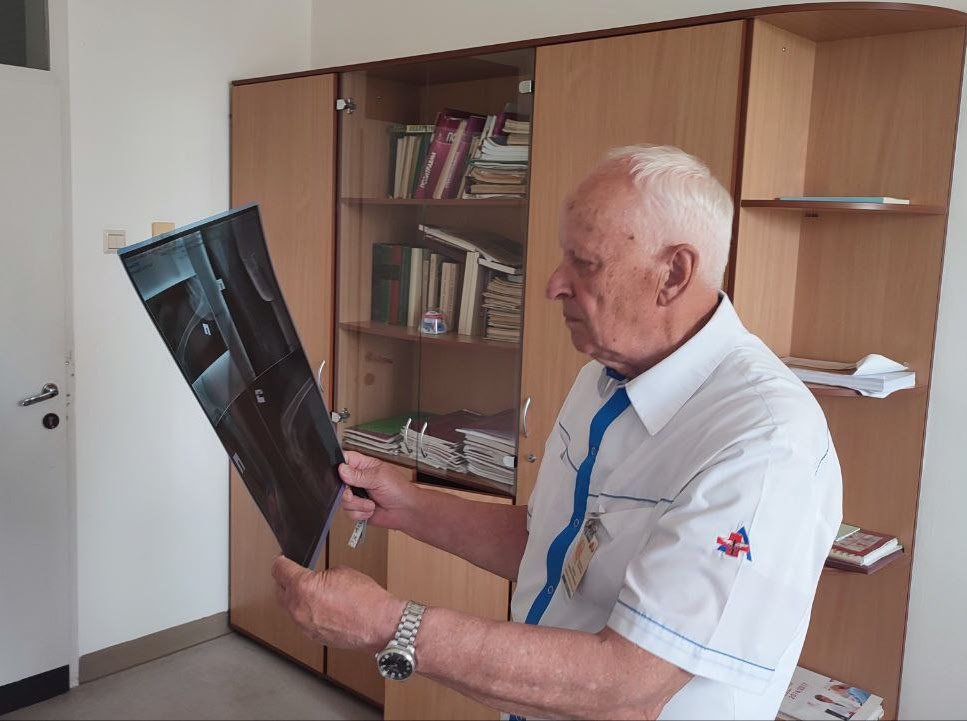 Специалисты Кузбасского центра охраны здоровья шахтеров помогают пациенту восстановиться после серьезного ДТП. Неудачная поездка на мопеде завершилась сложными переломами двух крупных сегментов костей на конечностях.  Лечение молодой человек проходит уже почти месяц. В первую очередь врачи выполнили хирургическое вмешательство с применением современных методов остеосинтеза. Это позволило надежно зафиксировать переломы и создать оптимальные условия для сращения костей.    На днях с голени сняли внешний фиксирующий аппарат и наложили гипсовую повязку для дальнейшего заживления. Молодой человек приступил к занятиям лечебной физкультурой. Вставать и начинать ходить с поддержкой пациент сможет только через два месяца.  При строгом соблюдении врачебных рекомендаций у него хорошие шансы на восстановление.    Напоминаем о важности соблюдения правил дорожного движения при управлении любыми транспортными средствами! Придерживайтесь скоростного режима, внимательно следите за ситуацией на дороге, избегайте опасных маневров! На кону — ваши здоровье и жизнь!  #здравыеновостиКузбасса #здравоохранениеКузбасса
