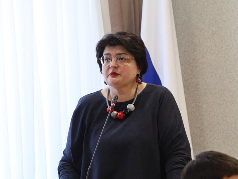В Уфе судят экс-замглавы минздрава Башкирии, которая «не выдавала» пациентам лекарства после решений суда и врачебных комиссий  Напомним, заместитель министра здравоохранения Республики Башкортостан Ирина Кононова обвиняется в халатности и неисполнении решения суда. Сообщалось, что она при наличии многочисленных заключений врачебных комиссий и решений судов не обеспечила неизлечимо больного ребенка и двух инвалидов жизненно необходимыми препаратами.  Теперь стали известны подробности уголовного дела, которое рассматривает суд. Как сообщает «Коммерсант», одному из пациентов необходимы были будесонид и убидекаренон, кислородные маски, зонд для кормления, стойки для аппарата ИВЛ. С декабря 2020 года по май 2024 года Кононовой поступило 66 соответствующих обращений, в частности от мамы ребенка и главврача больницы. Питание пациенту не выдавали в течение 98 дней с момента назначения, а стойки для аппарата ИВЛ он получил спустя 462 дня. Уточняется при этом, что финансовые возможности у минздрава на закупку лекарств и медизделий были.  Второй потерпевшей требовался препарат трикафта. Через 133 дня после обращения в минздрав, как установило следствие, Ирина Кононова ответила, что у ведомства на покупку лекарства нет денег. Всего уфимка направляла в минздрав Башкирии свыше десяти обращений.    Третий потерпевший — инвалид третьей группы — также в ответ на запросы получил ответ об отсутствии денег. При этом правительство Башкирии в том же году выделило дополнительно на покупку препаратов 506,4 млн рублей, сообщил представитель гособвинения.  Подсудимая вину не признала. «Извращены практически все факты»,— отметила Кононова.