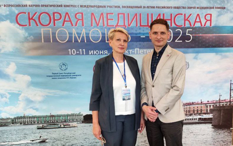 Александр Стадник, заведующий Орехово-Зуевской подстанцией скорой медицинской помощи, член совета специалистов при главном враче, поделился своими впечатлениями о прошедшем в Санкт-Петербурге конгрессе скорой помощи: Профессиональные съезды - это не только актуальные доклады, стенды представителей медицинских изделий и оборудования, но и возможность проанализировать опыт решения самых разных проблем службы скорой медицинской помощи, имеющийся у коллег из других регионов и стран, - в процессе общения в свободное от официальных мероприятий время. Некоторые оригинальные решения, реализованные в небольших регионах, позволяют посмотреть на поставленные задачи под непривычным углом, с другой стороны. Общение с медицинскими представителями позволяет оценить качество и конкуретность решений, уже принятых в нашей организации, а также возможности их развития. Подмосковная скорая - разная. Это и подстанции в крупных городах, и небольшие подстанции, порой расположенные в удалении от крупных стационаров. Поиск решений проблем, способов улучшения процессов ведутся непрерывно. Поэтому такие съезды очень важны для профессионального сообщества. #СкораяПодмосковья #ПрямаяРечь #конгресс