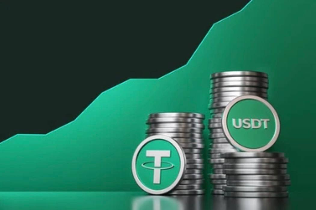 Какие богатства хранит Tether - компания, выпускающая криптодоллар USDT?   Всего навсего 82 457 биткоинов и 48,5 тонн золота.   Генеральный директор компании Tether, - Паоло Ардоино говорит: “Мы не знаем, что будет через 5, 10, 20 лет, но криптовалюта и золото точно обеспечат стабильность людям.”  “Помимо золота и крипты у нас также вложено около $50 млрд. в облигации США.”   Сейчас стоимость биткоина составляет $72 700 и продолжает расти.   В сети ходят слухи, что правительство США ведет расследование в отношении компании Tether и подозревает в отмывании денег, но Паоло Ардоино опровергает эту информацию    Если вы храните большие суммы в USDT, задумайтесь о диверсификации по стейблкоинам. Можно использовать, например USDC, DAI и другие монеты привязанные к курсу доллара.  Не является индивидуальной инвестиционной рекомендацией