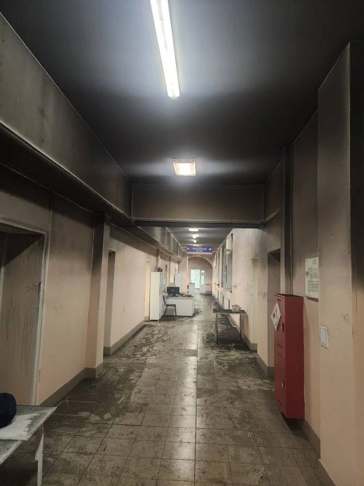 Одинокий пожилой мужчина погиб при пожаре в Карелии   Возгорание произошло в ночь на 26 января во взрослом инфекционном отделении Кондопожской больницы расположенном в отдельном корпусе В тот момент там находилось восемь пациентов всех оперативно перевели в основное здание Но без жертв не обошлось Об этом в своем Telegram канале сообщил губернатор Карелии Артур Парфенчиков Погиб одинокий пожилой мужчина которого оформляли для перевода в психоневрологический диспансер уточнил Парфенчиков Пожар потушили спустя 30 минут На место прибыл министр здравоохранения Михаил Охлопков Специальная комиссия начала разбираться в причинах случившегося и устанавливать возможный ущерб Михаил Охлопков Tg Читай нас в MAX Читай нас в Telegram