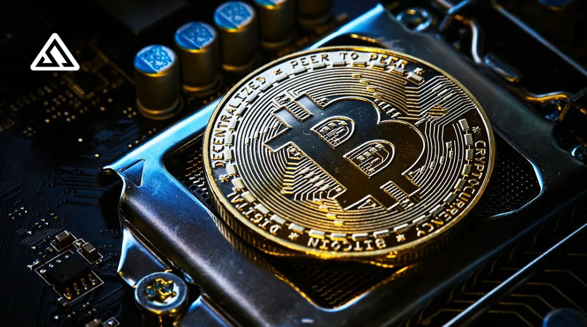 Майнеры «эпохи Сатоши» прекратили массовую продажу биткоина Согласно отчету CryptoQuant, майнеры первой криптовалюты резко сократили продажи и начали активно накапливать биткоины, несмотря на снижение доходов. С апреля 2025 года они увеличили свои резервы на 4000 BTC, что свидетельствует о сильной приверженности к накоплению, несмотря на текущие сложности. Что произошло? Ежедневный доход майнеров упал до $34 млн, что является самым низким показателем с 20 апреля 2025 года. Снижение комиссий за транзакции и падение курса биткоина привели к уменьшению доходности. Хешрейт сети снизился на 3,5% за последние 10 дней. Что это означает? При этом владельцы кошельков с балансом от 100 до 1000 BTC увеличили свои запасы на 4000 BTC, что также свидетельствует о продолжении тренда на накопление. Майнеры больше не спешат продавать свои активы. Отток монет с их кошельков снизился с 23 000 BTC в сутки в феврале до 6000 BTC. В 2025 году майнеры «эпохи Сатоши» реализовали всего 150 BTC. В 2024 году этот показатель был почти в 67 раз больше — 10 000 BTC. Майнеры «эпохи Сатоши» исторически продавали монеты на пиках цен, что служило индикатором возможной вершины рынка. Сейчас их стратегия изменилась: они придерживаются активов, что может сигнализировать о долгосрочных ожиданиях на рост. Mining Cluster TG Dzen Web