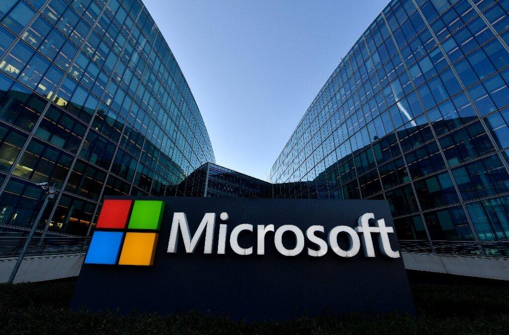 Microsoft инвестирует $3 млрд в расширение своих возможностей в области ИИ и облачных технологий в Индии, включая обучение 10 млн человек до 2030 года.   В рамках этой инициативы компания объединилась с INDIAai для обучения 500,000 человек до 2026 года, создания новых дата-центров и поддержки стартапов в области ИИ через стратегические партнерства.   Крипто ТВ