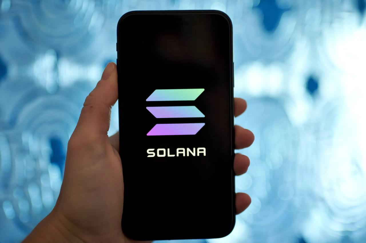 Solana начинает поставки мобильного устройства Seeker в более чем 50 стран — TradingView News   Solana Mobile начала поставки своего устройства второго поколения, Seeker, в более чем 50 стран. Seeker, на которое было сделано более 150 000 предзаказов, отличается усовершенствованной технологией, мобильным криптокошельком и децентрализованным магазином приложений, позволяющим избежать «криптофобной цензуры».    Генеральный директор Эммет Холлиер подчеркивает такие функции устройства, как Seed Vault для безопасного управления приватными ключами. Seeker, ориентированный на разработчиков и энтузиастов криптовалют, предлагает альтернативный магазин приложений с более низкими комиссиями.    Устройство использует TEEPIN для децентрализации и безопасности, что отличает его от традиционных мобильных устройств. Seeker, который, по прогнозам, принесет 67,5 миллионов долларов валовой выручки, стремится революционизировать мобильные криптовалютные технологии.      ссылка для регистрации на WEX +приветственный бонус       код при регистрации через приложение:  af32