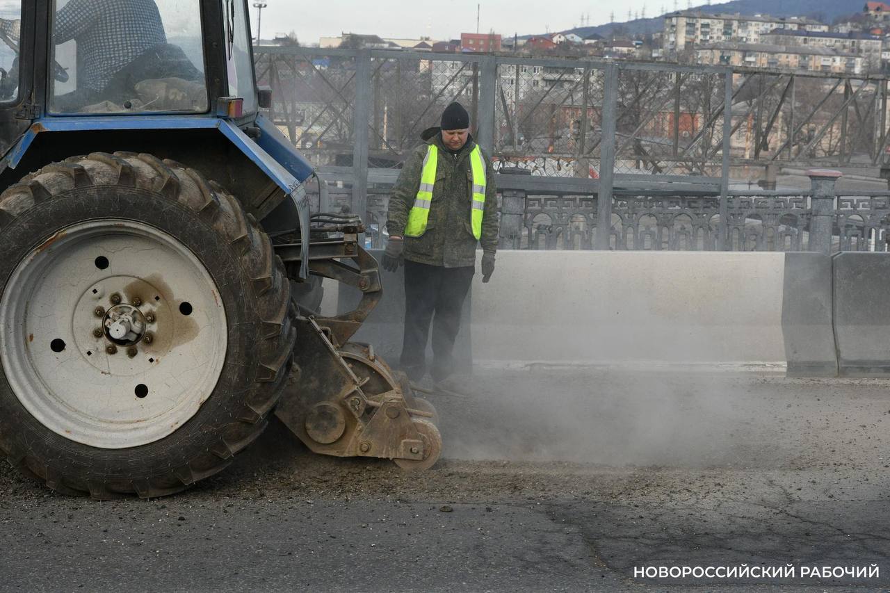 В Новороссийске начался ямочный ремонт на многострадальной Магистральной  В Новороссийске начали ямочный ремонт на улице Магистральной, включая главный мост, соединяющий центр с Восточным районом. Жители давно жаловались на выбоины, а в январе поток обращений резко вырос. Замглавы Александр Яменсков пообещал завершить временный ремонт до 20 января, а основной, включая деформационные швы, планируют к концу 2025 года, если найдутся средства. Сегодня работы идут, но вызывают заторы, несмотря на обещания управлений дорог закончить всё за день.  Новоросич • Новороссийск