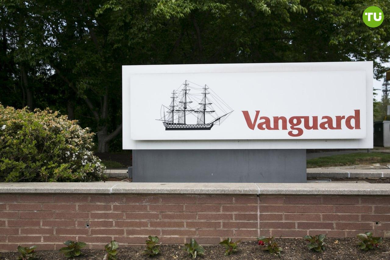 Vanguard стала крупнейшим акционером компании Майкла Сэйлора  Инвестиционная компания Vanguard Group стала крупнейшим акционером Strategy.    Через свои фонды она владеет 20 млн акций Strategy, обойдя по этому показателю Capital Group Cos.   Vanguard ранее называла биткоин «незрелым классом активов», непригодным для инвесторов.