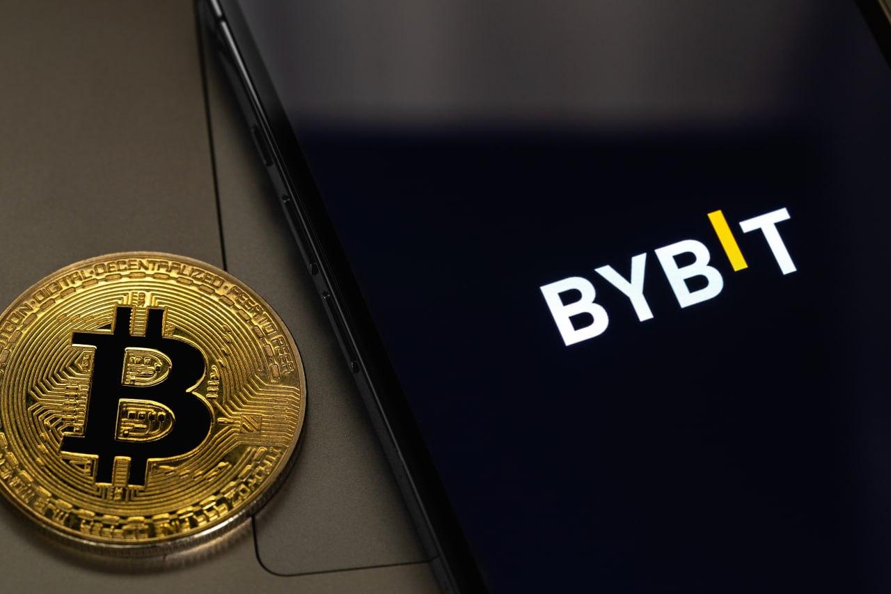 Bybit откроет доступ к торговле акциями и сырьём По словам CEO, до конца текущего квартала пользователи смогут торговать фондовыми индексами, золотом, нефтью и акциями США — такими как Apple, Microsoft и MicroStrategy. Особенно выделяется возможность торговли золотом с плечом до x500.