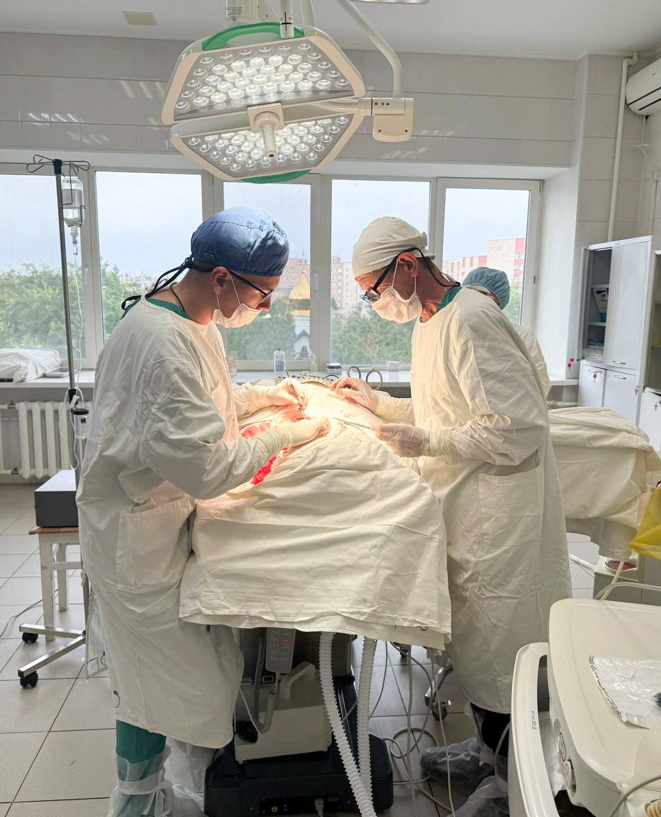 Врачи в Оренбурге провели уникальную операцию на сонной артерии после инсульта В горбольнице имени Пирогова Оренбурга бригада сосудистых хирургов выполнила экстренную сложнейшую операцию пациенту который только что перенес инсульт Пациент был доставлен на скорой с повторным ишемическим инсультом Врачи планировали прооперировать его планово но болезнь опередила случился второй инсульт Как медикам удалось спасти жизнь пациента читайте на сайте КП share google 8pnlTitU6TTkNBiBf Фото клиническая больница имени Пирогова