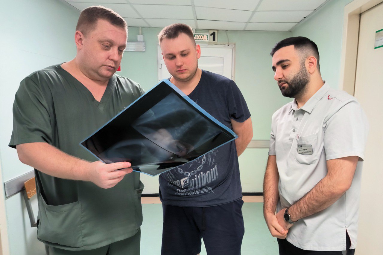 Помогли бойцу СВО, удалив осколок из области позвоночника, нейрохирурги Новокузнецкой городской клинической больницы №29 имени А.А. Луцика. 29-летний житель Прокопьевска из-за ранения испытывал сильную боль при движении. Как пояснили врачи после СКТ-исследования, в момент травмы частица снаряда проникла в мягкие ткани и уперлась в ребро. Только поэтому осколок не повредил легкое. Ювелирную операцию провели нейрохирурги Дмитрий Шавров и Миргейдар Сеидов. Выполнить манипуляцию с высокой точностью врачам помог современный передвижной рентген-аппарат типа С-дуга. Пациент на следующий день чувствовал себя хорошо. Сейчас он уже дома и скоро вернется к привычному образу жизни. #здравыеновостиКузбасса #здравоохранениеКузбасса