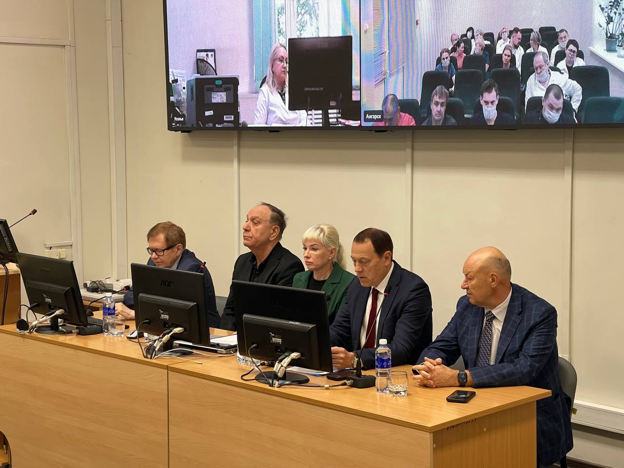 Коллективу Иркутского областного онкодиспансера представили главного врача   Сегодня, 4 июня, на должность назначили Оксану Вельм.   «Назначение направлено на повышение качества и доступности онкологической помощи населению Иркутской области. Министерство здравоохранения Иркутской области выражает уверенность, что под руководством Оксаны Владимировны диспансер продолжит укреплять свои позиции и эффективно реализовывать стратегические задачи по развитию онкологической службы региона», − отметил министр здравоохранения Иркутской области Андрей Модестов.    Глава регионального минздрава поставил задачи на ближайшее время и долгосрочную перспективу. Среди приоритетных направлений он подчеркнул реализацию федерального проекта «Борьба с онкологическими заболеваниями», входящий в национальный проект «Продолжительная и активная жизнь».   Также министр наградил сотрудников онкодиспансера грамотами и благодарностями в честь Дня медицинского работника.   Оксана Владимировна выпускница Иркутского ГМУ по специальности «Лечебное дело». Как специалист обладает значительным опытом руководящей работы в сфере здравоохранения и подтверждённой квалификацией в области управления медицинскими организациями. В течение восьми лет Оксана Вельм руководила Шелеховской районной больницей. В период пандемии COVID-19 она работала в «красной зоне», вела терапевтический приём пациентов. Специалист имеет ряд научных публикаций, ведомственные награды.