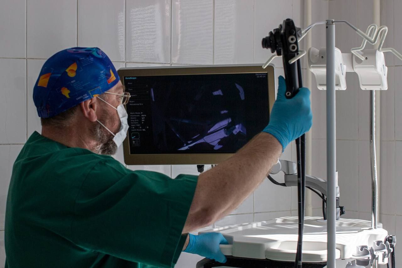 Новое лечение В Городской клинической больнице 9 Ижевска начали проводить чрезкожную эндоскопическую гастростомию В ходе операции врачи через один прокол брюшной стенки и при помощи эндоскопа через пищевод вводят гастростомическую трубку которая помогает принимать пищу пациентам с нарушением функции на фоне инсульта или злокачественного новообразования По словам заведующего эндоскопическим отделением ГКБ 9 Владимира Михайлова данный метод менее травматичен реже приводит к осложнениям и позволяет сократить время нахождения пациента в стационаре В итоге пациент начинает питаться самостоятельно уже в первые сутки после операции Раньше подобные операции проводили лапораскопическим доступом через несколько проколов или во время проведения полостной операции Теперь период восстановления пациентов после операции проходит быстрее зачастую они выписываются уже на следующий день рассказал специалист Фото пресс служба Минздрава Удмуртии izhlife ru Удмуртия Ижевск