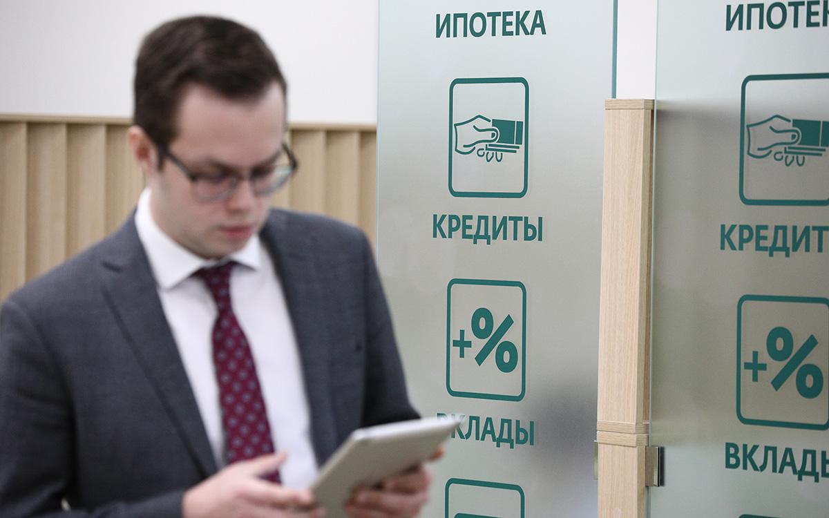 Выдачи рухнули: кто еще берет ипотеку в 2025 году исследование Frank RG . Обвал рынка — майские выдачи ₽286,3 млрд -47% к 2024 году , 57,6 тыс. кредитов -54,6% . Рост среднего чека — ₽4,97 млн +4,4% за месяц , но число заемщиков сокращается -1,6% . Спасают только госпрограммы — расширение «Семейной ипотеки» на вторичку слегка поддержало спрос. Без льготных программ рынок бы упал на 60-65% — обычная ипотека стала неподъемной при ставках 15-18% и росте цен на жилье. Средний кредит растет — но только потому, что обычные люди ушли с рынка, остались те, кто берет дорогое жилье. Вторичка «спасает» статистику — но даже с господдержкой спрос на старые квартиры вырос лишь на 3-5%. ProБанки