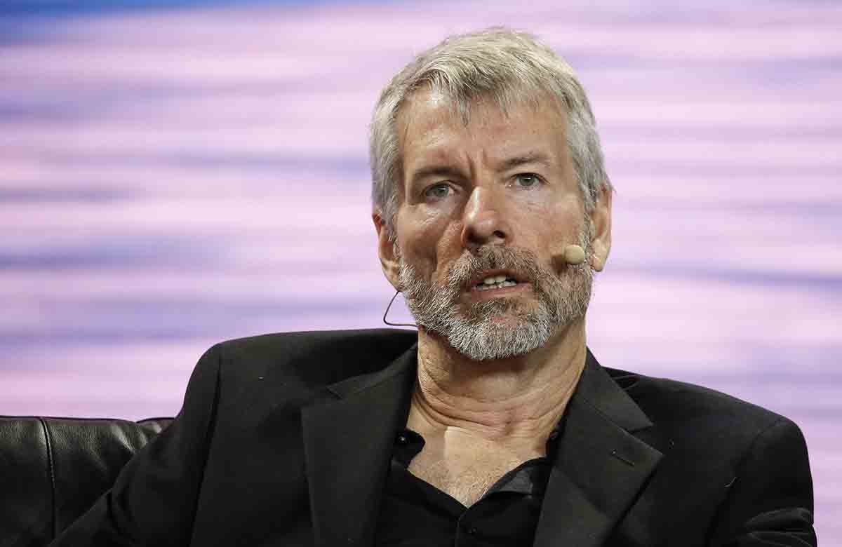 Если совсем в анализ, то допустим, что через 20 лет при уровне инфляции 5% покупательная способность доллара снизится в три раза.  Всего денег в мире примерно 75 триллионов долларов, значит через 20 лет их будет где-то 200 триллионов.  При текущей цене биткоина его капитализация 2 триллиона долларов. Для стоимости 49 миллионов его капитализация должна вырасти почти в 500 раз. Это будет 1000 триллионов долларов. Что превысит объем всех денег в мире в пять раз.  Математик он так себе....