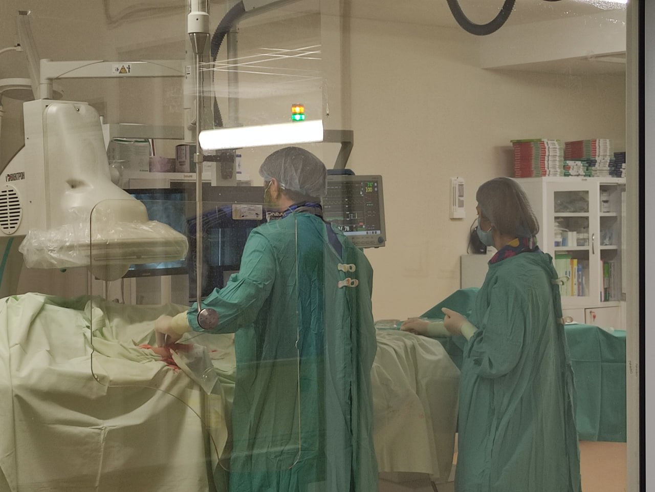 Около 3 тыс пациентов получили высокотехнологичную помощь в Ялтинском многопрофильном медицинском центре ФМБА с начала года Там внедрили новые направления нейрореабилитацию и челюстно лицевую хирургию Кроме того людям с нарушениями сердечного ритма начали имплантировать кардиовертеры дефибрилляторы А при восстановительном лечении проводят комплекс мероприятий в комбинации с технологией виртуальной реальности Всё это стало возможным благодаря современному оборудованию и уровню подготовки специалистов Курс на модернизацию будет продолжен отметили в пресс службе учреждения Высокотехнологичные услуги доступны не только ялтинцам но и жителям всего Крыма а также других регионов страны ФГБУ Ялтинский многопрофильный медицинский центр ФМБА России Подпишитесь на yalta24tv