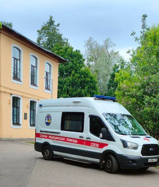 В Педиатрическом университете оказали помощь детям, пострадавшим на отдыхе  Летние каникулы — горячая пора не только для детей, но и для врачей. Клиника СПбГПМУ продолжает работать в усиленном режиме. На этой неделе специалисты вуза оказали помощь детям, получившим травмы во время отдыха.    Госпитализацией для девочки младшего школьного возраста обернулось посещение верёвочного парка. Во время прохождения трассы руку ребёнка затянуло в металлический механизм. С диагнозом «Открытая рана левой кисти» пострадавшую доставили в СПбГПМУ. Помощь девочке оказали во 2-м хирургическом  травматологическом  отделении.     Неприятный инцидент во время рыбалки привёл в Педиатрический университет подростка: мальчик нечаянно вонзил рыболовный крючок в собственный средний палец. С диагнозом «Инородное тело мягких тканей»  пострадавший поступил в клинику вуза. Врачи 2-го хирургического отделения оказали пациенту необходимую помощь и выписали мальчика на амбулаторное лечение.     Ректор СПбГПМУ, главный неонатолог Минздрава России Дмитрий Иванов: - Каникулы — это всегда напряжённое время для врачей и всего медицинского персонала. Дети находятся дома, гуляют, занимаются различными физическими активностями, спортом.  Наши специалисты постоянно напоминают, что детей нельзя оставлять без присмотра даже на секунду, но, к сожалению, во время каникул возрастает число травм. Всем пациентам специалисты клиники своевременно оказали помощь в полном объёме.  #СПбГПМУ #ПедиатрическийУниверситет #СанктПетербург #Медицина #ДетскоеЗдоровье