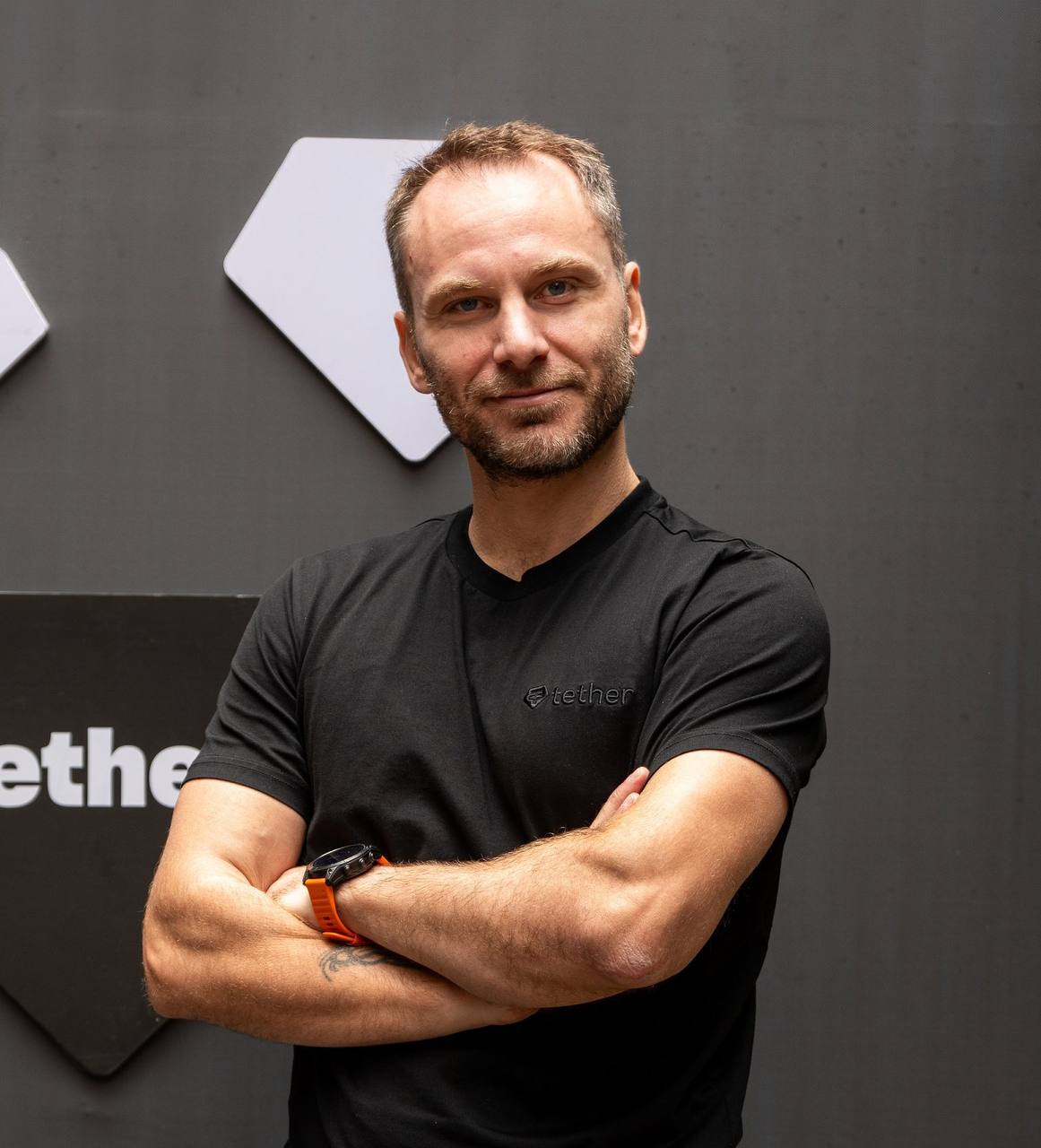Генеральный директор Tether: Мы — просто экспортеры лучшего продукта, который когда-либо был создан в США — доллара. Генеральный директор Tether дал интервью на фоне обвинений в связях с администрацией Дональда Трампа и возможном влиянии на регулирование криптовалют в США. Ключевые моменты: — Tether = экспорт доллара США — Tether рассматривает себя как «экспортера лучшего, что создали США — доллара». — В странах с высокой инфляцией Африка, Латинская Америка, Турция люди предпочитают USDT своим национальным валютам.