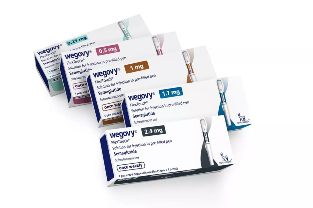 Novo Nordisk хочет зарегистрировать пероральную версию Wegovy — FDA приняло заявку датской компании Речь о препарате для снижения веса Wegovy в дозировке 25 мг, который нужно принимать один раз в день пациентам, страдающим от ожирения или избыточного веса, а также одного или нескольких сопутствующих заболеваний, и для снижения риска серьезных неблагоприятных сердечно-сосудистых событий. В случае одобрения от FDA Wegovy станет первой пероральной формой GLP-1, одобренной по этим показаниям. На фоне новости акции Novo Nordisk выросли на американской бирже на 5,72%. У компании уже есть пероральный GLP-1 — «Ребелсас», также на основе семаглутида. Он одобрен для контроля уровня сахара в крови у взрослых пациентов с диабетом. Планируется, что FDA примет решение по пероральной форме Wegovy в четвертом квартале 2025 года. В апреле стало известно об успешных испытаниях экспериментальных таблеток для похудения от Eli Lilly — согласно заявлению компании, он показал результаты, сопоставимые с аналогами датского конкурента.