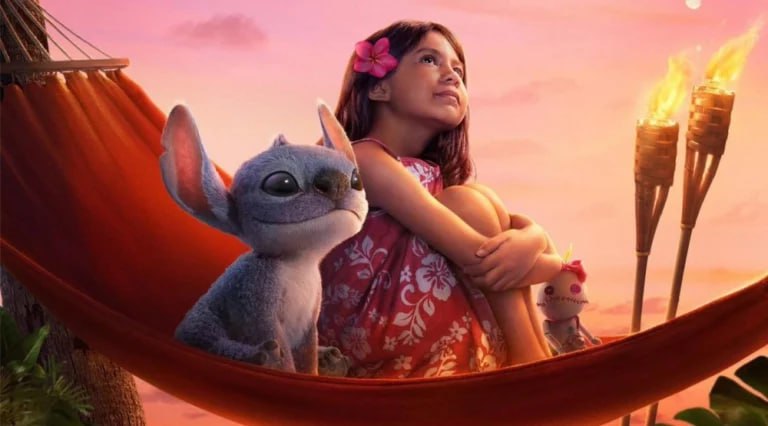 «Лило и Стич» вырвался в лидеры мирового проката Фильм «Лило и Стич» от Disney стал самым кассовым голливудским проектом 2025 года. За шесть недель в кинотеатрах картина собрала $957,6 млн, обойдя «Minecraft в кино» с его $954,9 млн. Фильм режиссера Дина Флейшера-Кэмпа лидирует в прокате Франции, Италии, Испании и в некоторых странах Латинской Америки. Скоро картина может стать первым голливудским фильмом года, который преодолеет отметку в $1 млрд. Но есть фильм, которому «Лило и Стич» точно не сможет составить конкуренцию. Китайский мультфильм «Нэчжа побеждает Царя драконов» собрал невероятные $2,2 млрд. Это самый кассовый анимационный фильм в истории и самый успешный проект за пределами Голливуда.