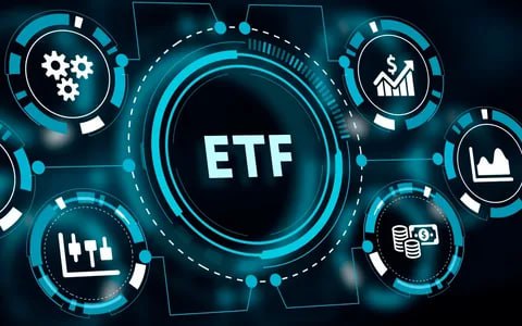 Аналитики Bloomberg повысили прогнозные вероятности одобрения американским регулятором спотовых ETF на базе альткоинов. 1 По их мнению, вероятность одобрения спотовых ETF на Litecoin LTC и Solana SOL достигает 90%. 2 На втором месте по вероятности 85% идет XRP . На третьем - Dogecoin DOGE и Hedera HBAR с вероятностью 80%. 3 У ETF на Cardano ADA , Polkadot DOT и Avalanche AVAX вероятность одобрения 75%. Отметим, что аналитики Bloomberg позитивно более 50% оценивают вероятность одобрения спотовых ETF на широкий спектр альткоинов. Большие надежды они возлагают на нового главу американского регулятора Пола Аткинса и его лояльность криптоиндустрии. В Bloomberg считают, что одобрение заявок может состояться осенью. По нашему мнению, Комиссия по ценным бумагам и биржам США SEC может начать парад рассмотрения заявок инвестиционных компаний уже в июне. Не рекомендация! Торгую на биржах: Bybit инструкция на регистрацию OKX инструкция на регистрацию BingX инструкция на регистрацию ↔ BitGet подарочный бонус 6200USDT Мой закрытый Премиум канал Ставьте , если канал полезен!