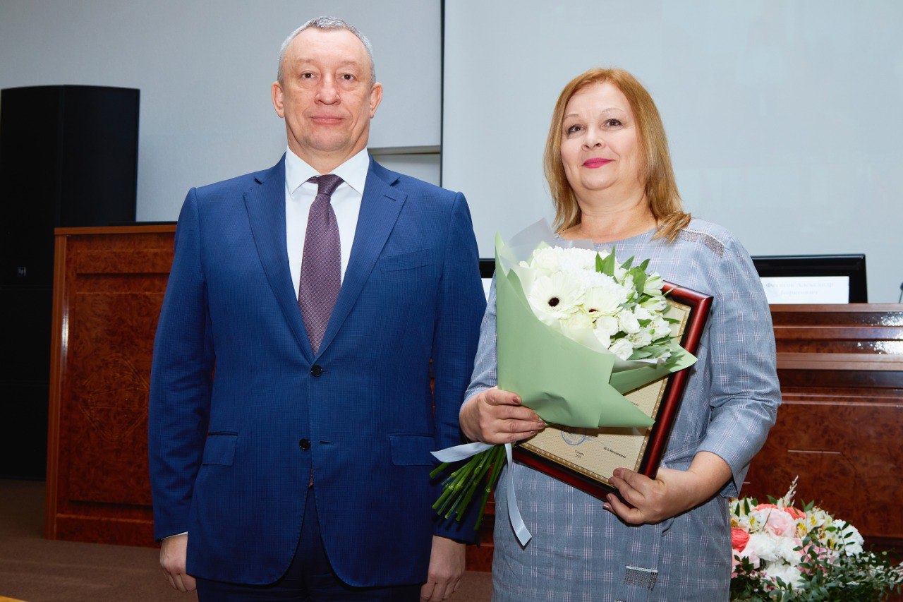 На итоговой коллегии министерства здравоохранения Самарской области вручили награды специалистам отрасли Первый вице-губернатор Самарской области Александр Фетисов вручил Почетные знаки, Почетные грамоты и Благодарности Губернатора Самарской области особо отличившимся медицинским работникам: Почетным знаком Губернатора Самарской области "За заслуги в наставничестве" награждена директор Самарского медицинского колледжа имени Ляпина Надежда Ярочкина. Почетным знаком Губернатора Самарской области "За содействие вооруженным силам Российской Федерации" III степени награжден заместитель главного врача по гражданской и мобилизационной работе Тольяттинской городской клинической больницы №5 Петр Дехтярев. Почетной грамотой Губернатора Самарской области награждены: Врач-хирург Отрадненской городской больницы Рафаэль Анасович профессор кафедры стоматологии детского возраста и ортодонтии Самарского государственного медицинского университета Григорий Степанов Благодарностью Губернатора Самарской области награждены: Преподаватель Сызранского медико-гуманитарного колледжа Мадина Кумыкова Старшая медицинская сестра Большеглушицкой центральной районной больницы Тамара Игошева Врач-стоматолог-ортопед Самарской областной клинической стоматологической поликлиники Юлия Толмачева Врач-педиатр Самарской областной детской инфекционной больницы Наталья Федянина #минздрав_63 #итоговаяколлегия #СамарскаяОбласть